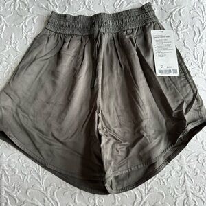 Lululemon feeling femme short 5.5”
